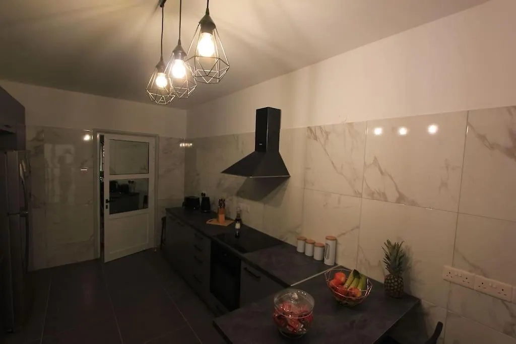 Superb Apartment Steps Away From Finikoudes Beach Larnaca Cyprus