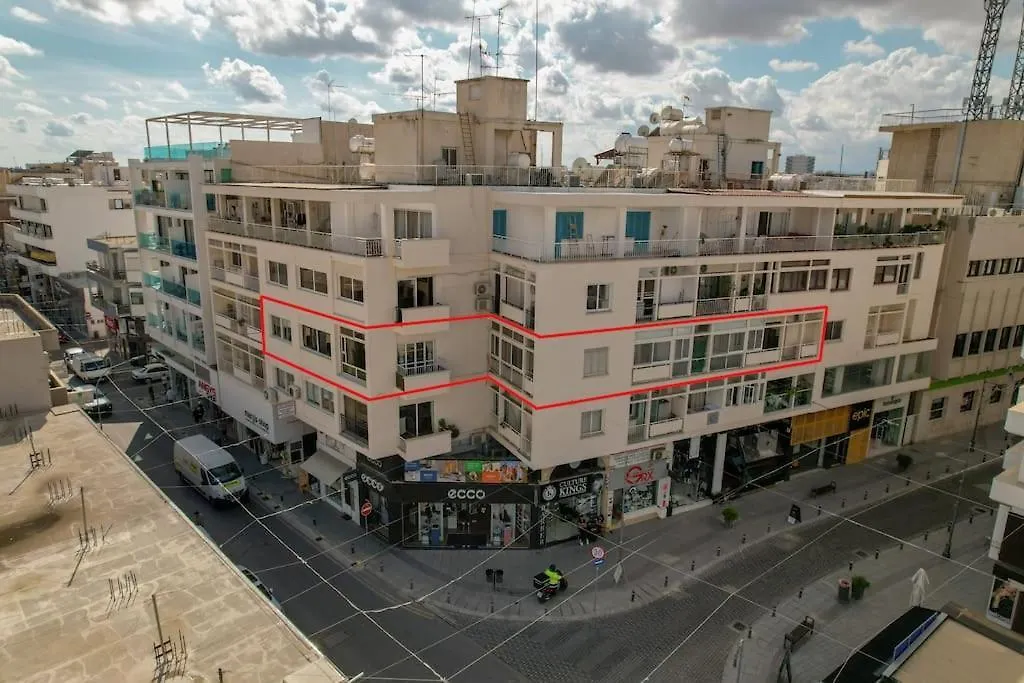 Superb Apartment Steps Away From Finikoudes Beach Larnaca